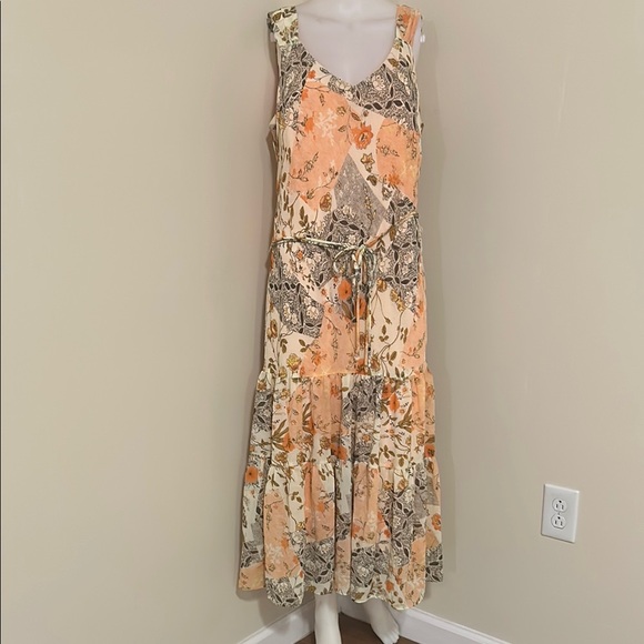 Elegant Floral Maxi Dress in Peach and Cream - Picture 3 of 7